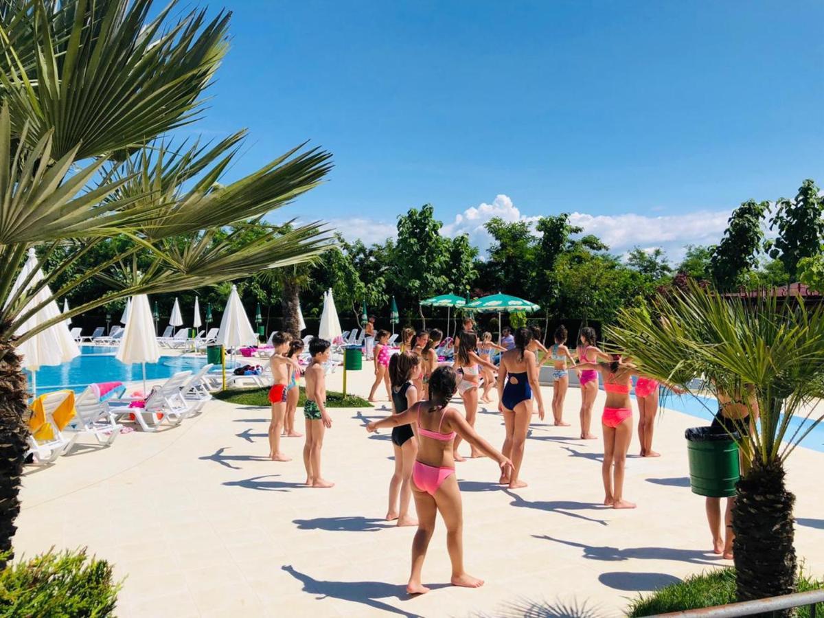 Gardenland Resort Bushat エクステリア 写真