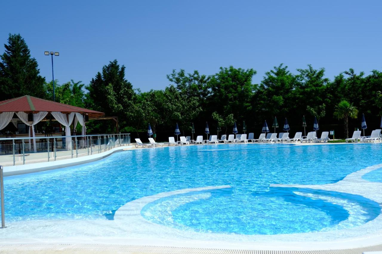 Gardenland Resort Bushat エクステリア 写真