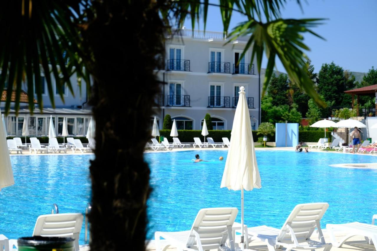 Gardenland Resort Bushat エクステリア 写真